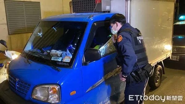 ▲▼板橋一名男子駕駛小貨車違規停車，不但拒絕配合警方盤查，甚至衝撞警方，最後在一間宮廟前遭警方逮捕。（圖／記者游宗樺攝）