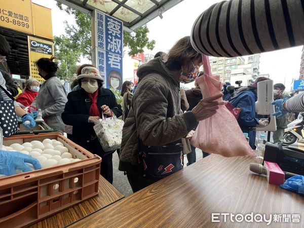 ▲▼新北議員蔡淑君發雞蛋。（圖／記者陳以昇攝）