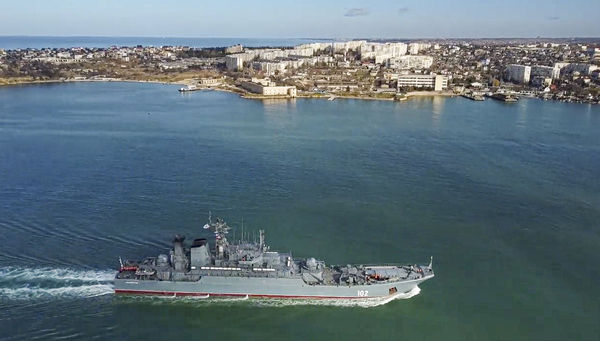 ▲俄羅斯軍艦加里寧格勒號（Kaliningrad）航行進入克里米亞塞瓦斯托波爾（Sevastopol）港口。（圖／達志影像／美聯社）