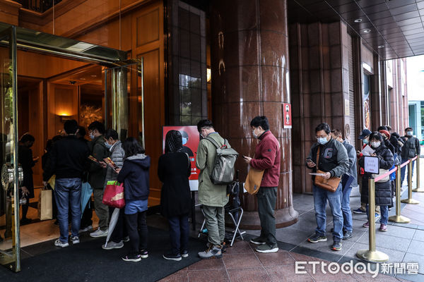 ▲西華飯店熄燈，消費者領取牛肉麵禮盒。（圖／記者林敬旻攝）