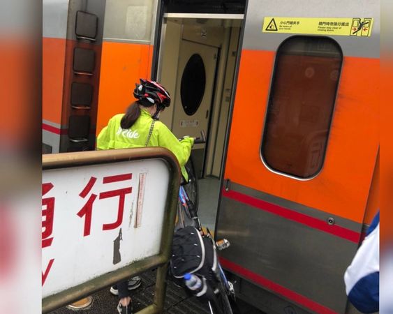 ▲火車門突然關門，人車差點沒命。（圖／石姓車友提供）