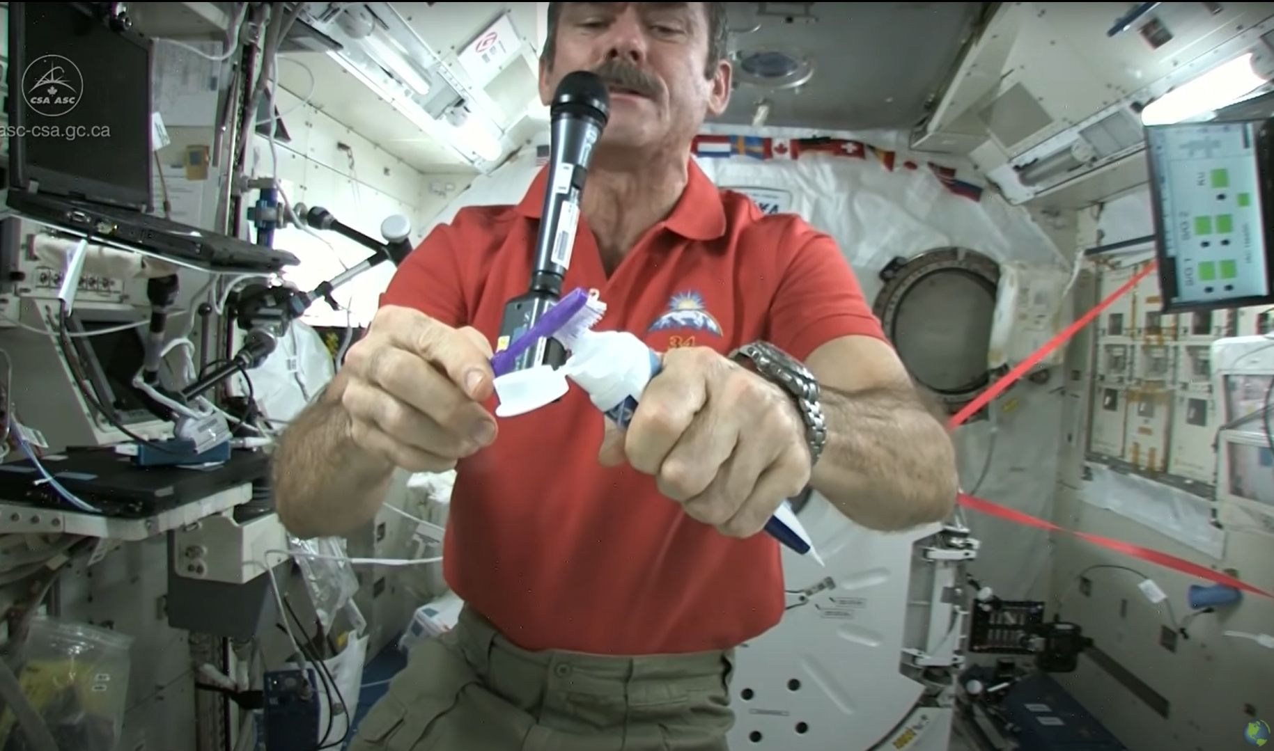 ▲▼ 太空人刷牙。（圖／翻攝自YouTube／Canadian Space Agency）