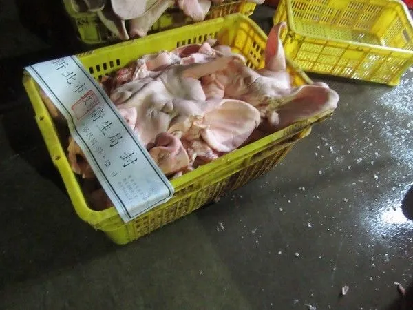 ▲新北市八里區某豬頭皮工廠，2017年至2018年，以瀝青拔除豬頭皮毛，短短1年不法所得達240萬。
