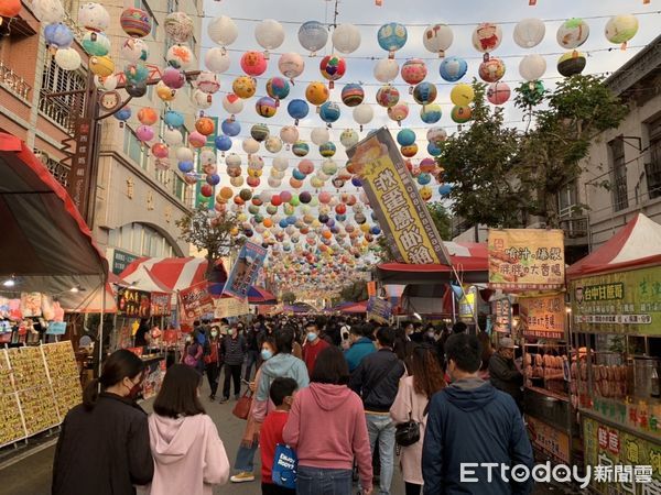 ▲農曆春節期間，民眾都會到廟宇祈福新的一年順遂事業發、財源廣進，為自己或家人點上一盞光明燈。（圖／記者蔡佩旻攝）