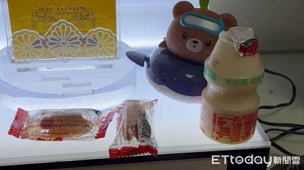 ▲空軍上兵殺2子！奶瓶、多多、可愛熊玩具，靈堂祭品讓人鼻酸。（圖／民眾提供）