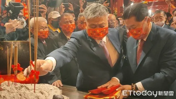 ▲大甲媽起駕時間表出爐，董事長顏清標率領董監事擲筊。（圖／記者游瓊華攝）