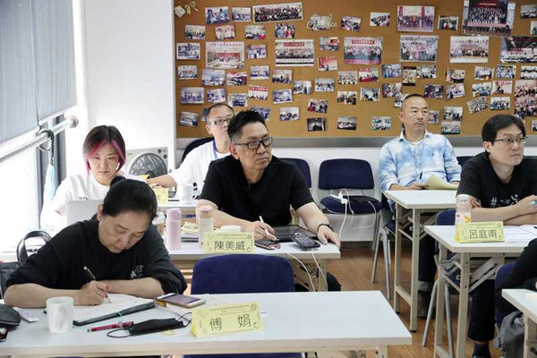 傅娟被po照看來相當認真學習。（圖／截自世新大學上海學院官網）