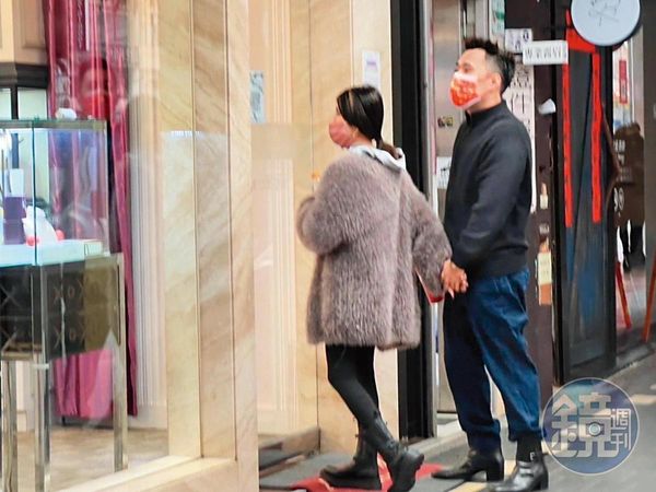  余祥銓（右）年前被目擊現身台北市南京東路五段的婚紗店，與女友柔柔（左）手牽手，看起來感情堅定。（讀者提供）