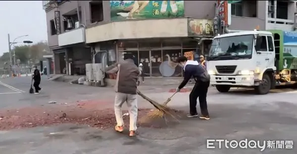 ▲台南鹽水蜂炮16日凌晨3時50分結束，台南市保局馬上動員人員進行清除，並於上午8時恢復市容整潔，展現高效率。（圖／記者林悅翻攝，下同）