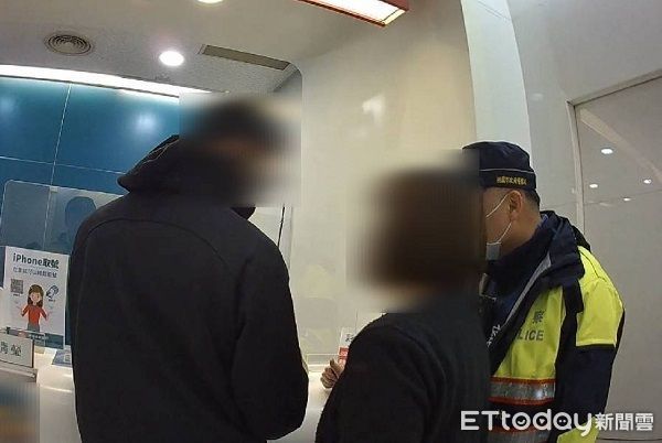 ▲▼員警與行員勸說，讓吳男打消滙款念頭。（圖／八德警分局提供）