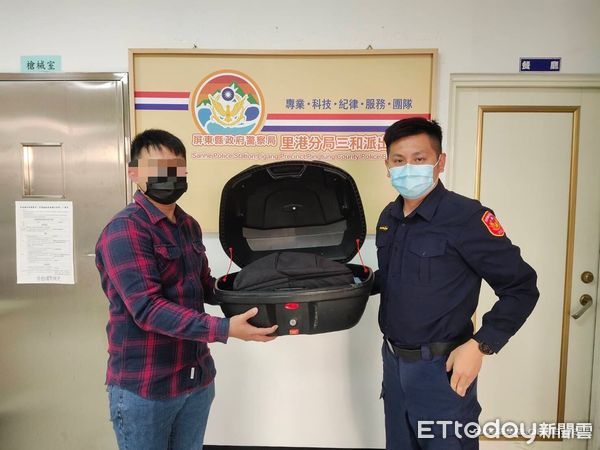 ▲里港警分局三和派出所警員李俊葦將筆電交還鄭姓博士生             。（圖／記者陳崑福翻攝，下同）