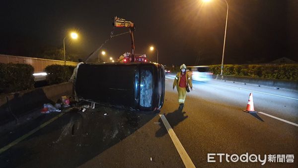 ▲▼國道1號苗栗三義段廂型車車禍，夫死妻傷。（圖／記者黃孟珍翻攝）