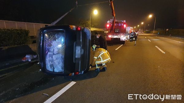 ▲▼國道1號苗栗三義段廂型車車禍，夫死妻傷。（圖／記者黃孟珍翻攝）