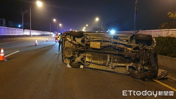 ▲▼國道1號苗栗三義段廂型車車禍，夫死妻傷。（圖／記者黃孟珍翻攝）