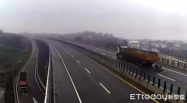 ▲周姓砂石車駕駛行經台61線南下竹南段時，後斗土方沿路掉落渾然不知，嚴重影響行車安全。（圖／記者黃孟珍翻攝，下同）