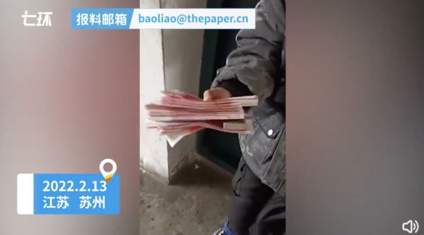 ▲蘇州一名小學生帶著2萬多元人民幣現鈔到學校要發紅包給老師和同學。（圖／翻攝澎湃視頻）