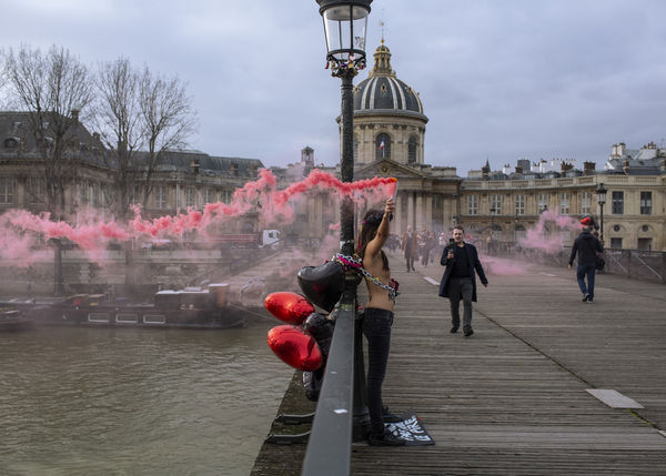 ▲▼女性主義組織Femen於2020年2月14日在法國巴黎進行反家暴抗議。 （圖／達志影像／美聯社）