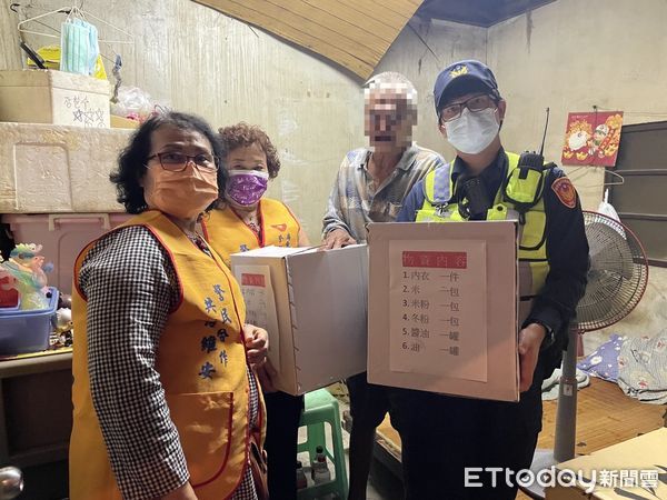 ▲枋寮警分局員警偕同地方善心人士幫助弱勢家庭            。（圖／記者陳崑福翻攝，下同）