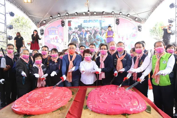 ▲▼市長盧秀燕參加最愛的東勢新丁粄節時表示，台中鼓勵生育，今年起1胎補助1萬變2萬。（圖／台中市政府提供）