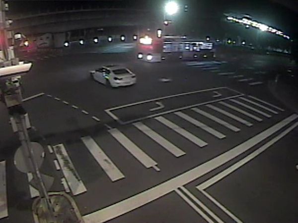 ▲一輛BMW凌晨闖紅燈撞公車後逃逸，警方正傳喚到案 。（圖／民眾提供）
