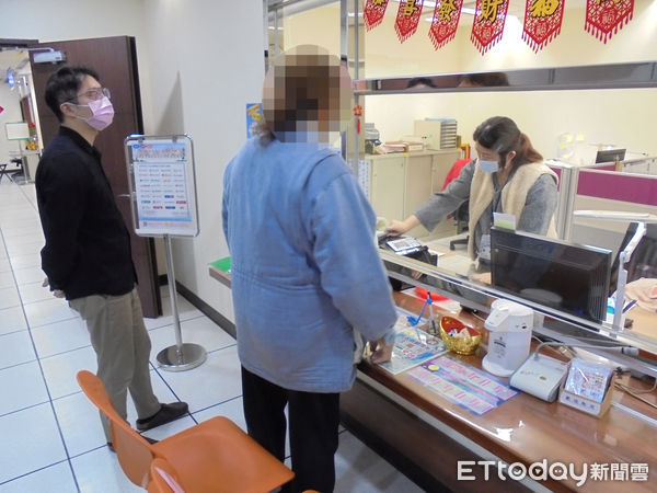 ▲▼男子到場繳清罰款。（圖／記者陳雕文翻攝）