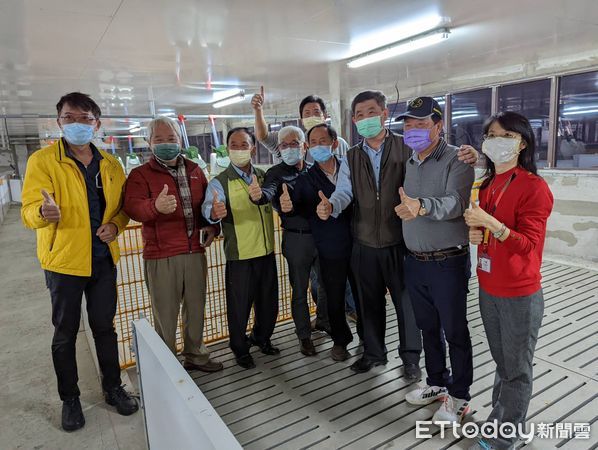 ▲台南市養豬場設置密閉高床豬舍，達到降低臭味污染友善環境，新式高床式豬舍達到節水省工的環保永續經營。（圖／記者林悅翻攝，下同）