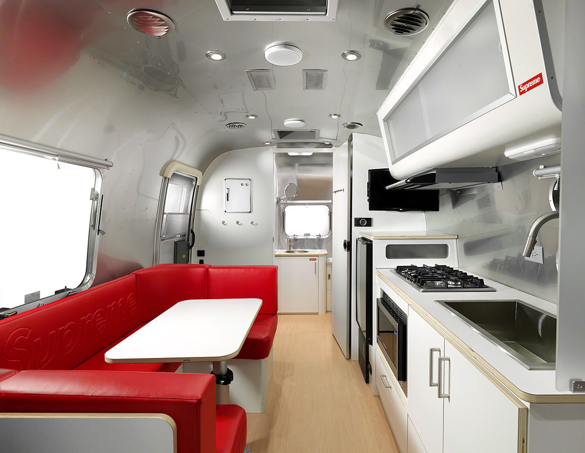 ▲Supreme與Airstream推出聯名露營拖車。（圖／翻攝自Supreme）
