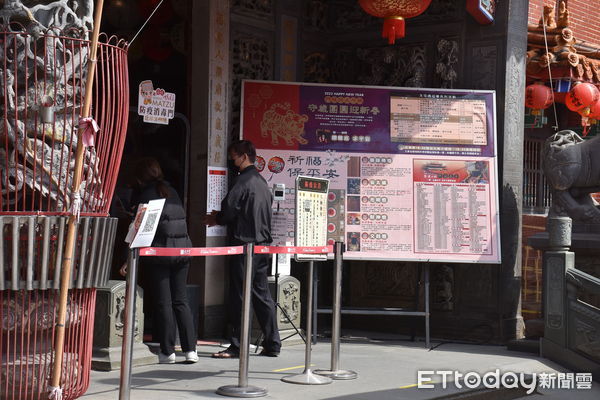 ▲雲林西螺福興宮今日將擲筊、籤筒解封，除了提供信徒香客使用，同時提醒信徒擲筊前後都必須用酒精消毒。（圖／記者蔡佩旻翻攝）