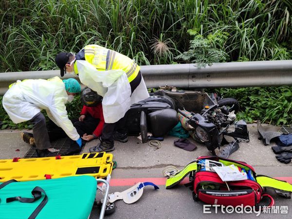 ▲▼70歲機車騎士追撞小客車倒地無呼吸心跳             。（圖／記者陳以昇翻攝）