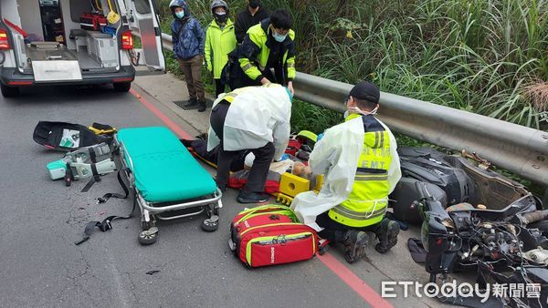 ▲▼70歲機車騎士追撞小客車倒地無呼吸心跳             。（圖／記者陳以昇翻攝）