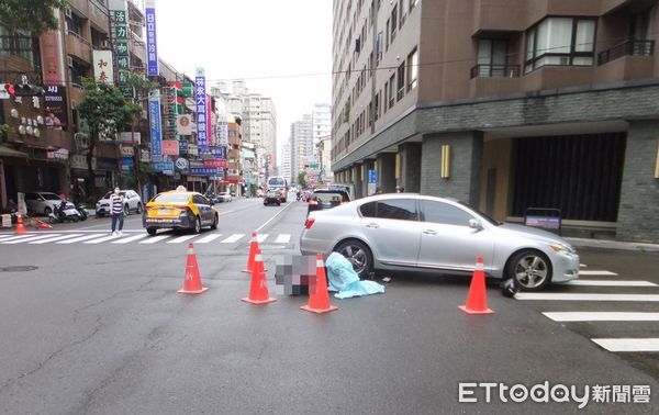 ▲驚險一瞬間！女騎士見左轉車煞不住，倒地滑行頭撞進車底。（圖／翻攝社會事新聞影音+民眾提供）