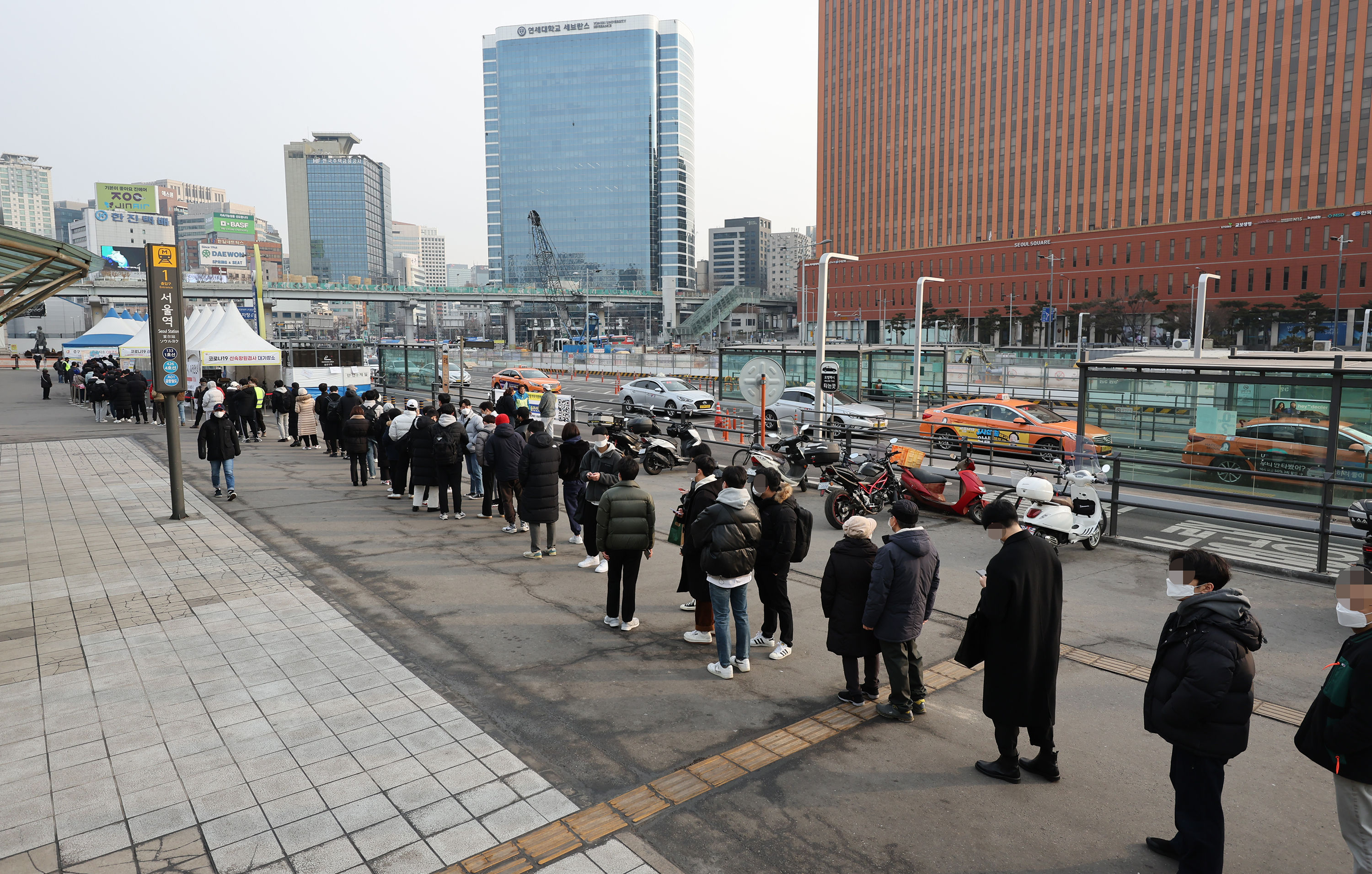 ▲▼首爾車站前排滿接受新冠篩檢的民眾，南韓已連續2天單日新增破9萬例。（圖／達志影像）
