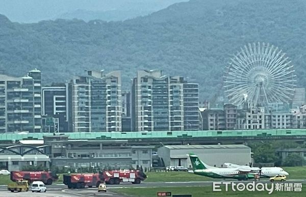 ▲立榮去年5月在馬祖撞到跑道的飛機，返回松山機場降落時現場。（圖／讀者提供）
