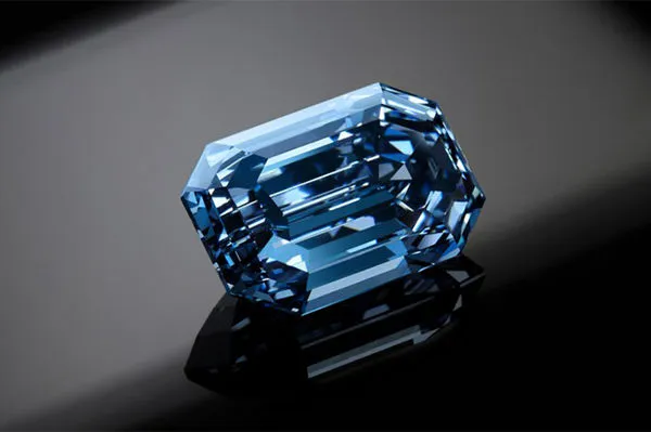 ▲▼15.10克拉藍鑽「戴比爾斯庫利南浩宇之藍」（The De Beers Cullinan Blue）。（圖／翻攝蘇富比網站）