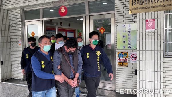 ▲台南地檢署指揮台南市警方，掃蕩瓦解「陳主任」討債集團，緝獲李姓男子等7人，起獲木棒、開山刀、手槍、電腦主機、借貸資料、本票、教戰守冊等贜證物。（圖／記者林悅翻攝，下同）