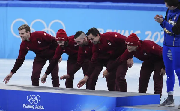 ▲▼加拿大隊在北京冬奧短道競速滑冰男子5000公尺接力摘金             。（圖／達志影像／美聯社）