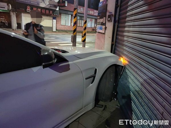 ▲陳男酒後駕車因閃車撞上路旁店家鐵門。（圖／桃園警分局提供）