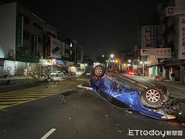 ▲▼ 嘉義林森西路汽車翻覆。（圖／記者翁伊森翻攝）