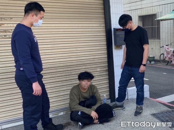 ▲台南市永康分局偵查隊及警專實習生邱員及陳員，追捕少年車手到案。（圖／記者林悅翻攝，下同）