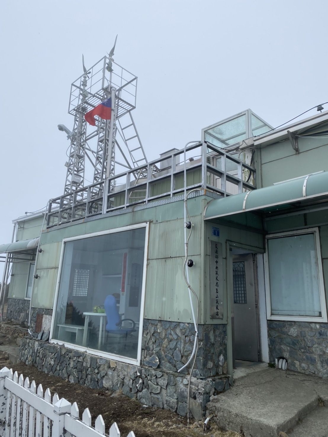 ▲▼玉山下雪。（圖／氣象局）