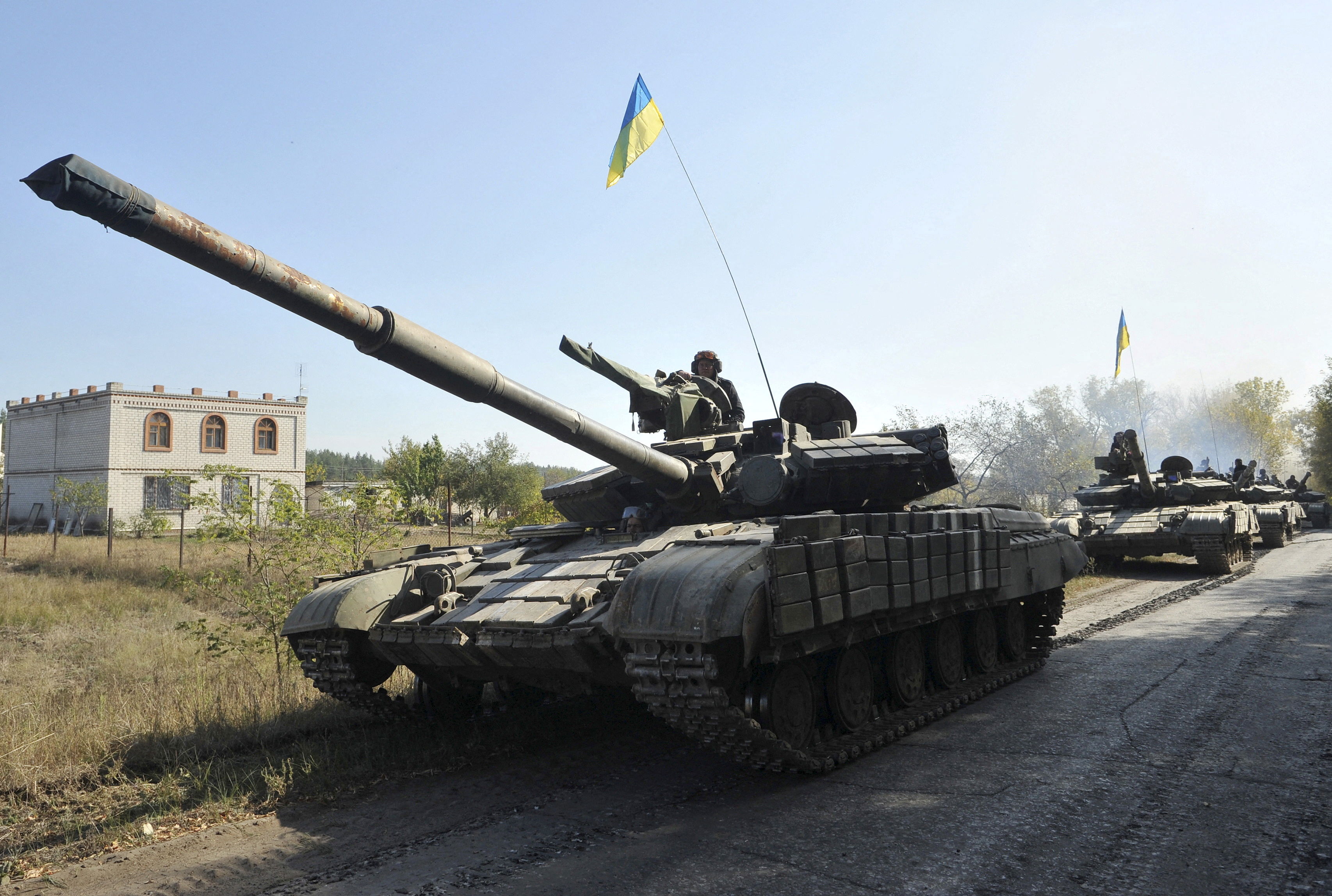 ▲▼停放在盧甘斯克地區（Luhansk）的烏克蘭政府軍坦克。（圖／路透）