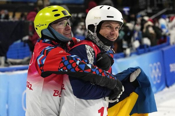 ▲烏克蘭阿布拉門科(Oleksandr Abramenko)與俄國選手布洛夫(Ilia Burov)相擁恐遭處分。（圖／翻攝自推特）
