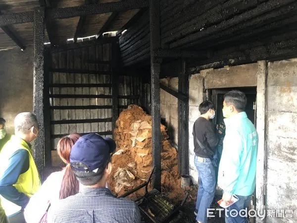 ▲雲林一家建設公司「上築晴樂」，獲知林內劉先生家庭生活困境急需幫助後，今日在林南村長林鴻顏及雲林縣議員邱世文陪同下，前往贈送慰問金。（圖／記者蔡佩旻翻攝）