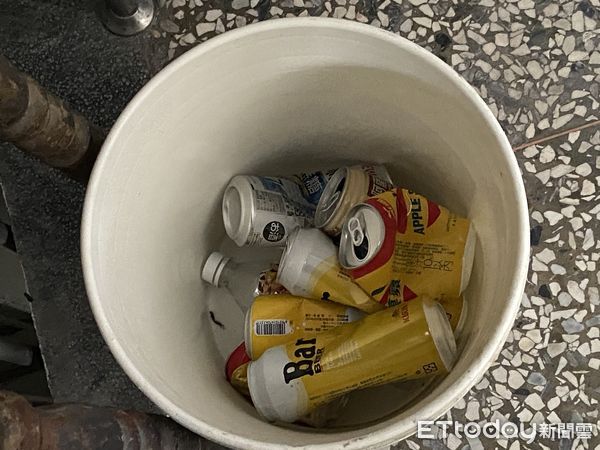 ▲▼潘家外的垃圾桶有許酒瓶空罐。（圖／記者陳宏瑞攝）