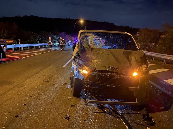 ▲▼國道3號自撞，後車反應不及追撞。（圖／記者陳雕文翻攝）