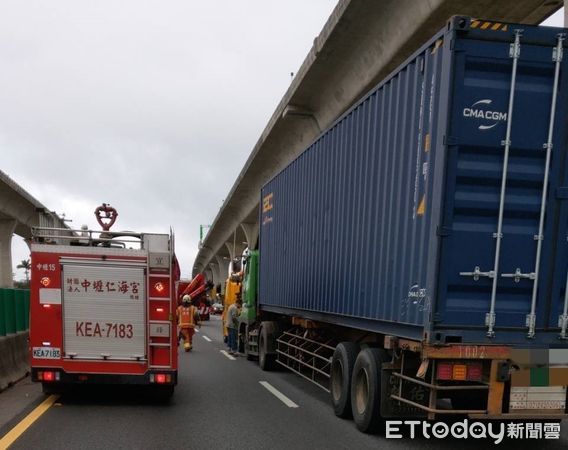 ▲▼     內壢交流道「聯結車追撞」        。（圖／記者沈繼昌翻攝）