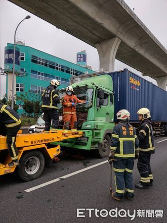 ▲▼     內壢交流道「聯結車追撞」        。（圖／記者沈繼昌翻攝）