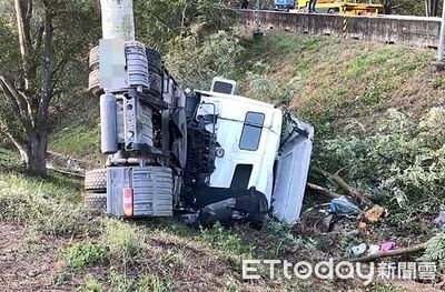 打哈欠後撞國道護欄翻覆！曳引車駕駛昏迷1hr　命大清醒後脫困