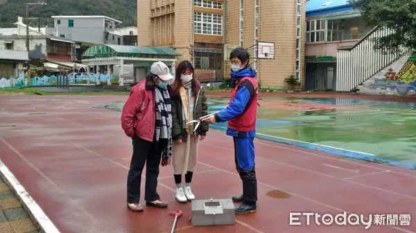 ▲嚇傻！龜殼花闖校園辦公室取暖 新北動保處：緊閉3孔避蛇入侵。（圖／新北市動保處提供）