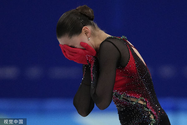 ▲身陷禁藥風波的俄羅斯花式滑冰美少女瓦莉娃爆冷失常，賽後當場掩面痛哭。（圖／CFP） 